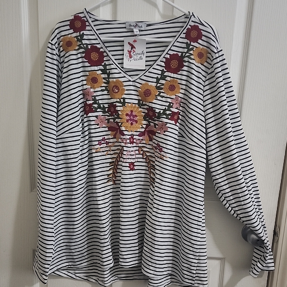 Black and White Graphic 3/4 Sleeve Tunic